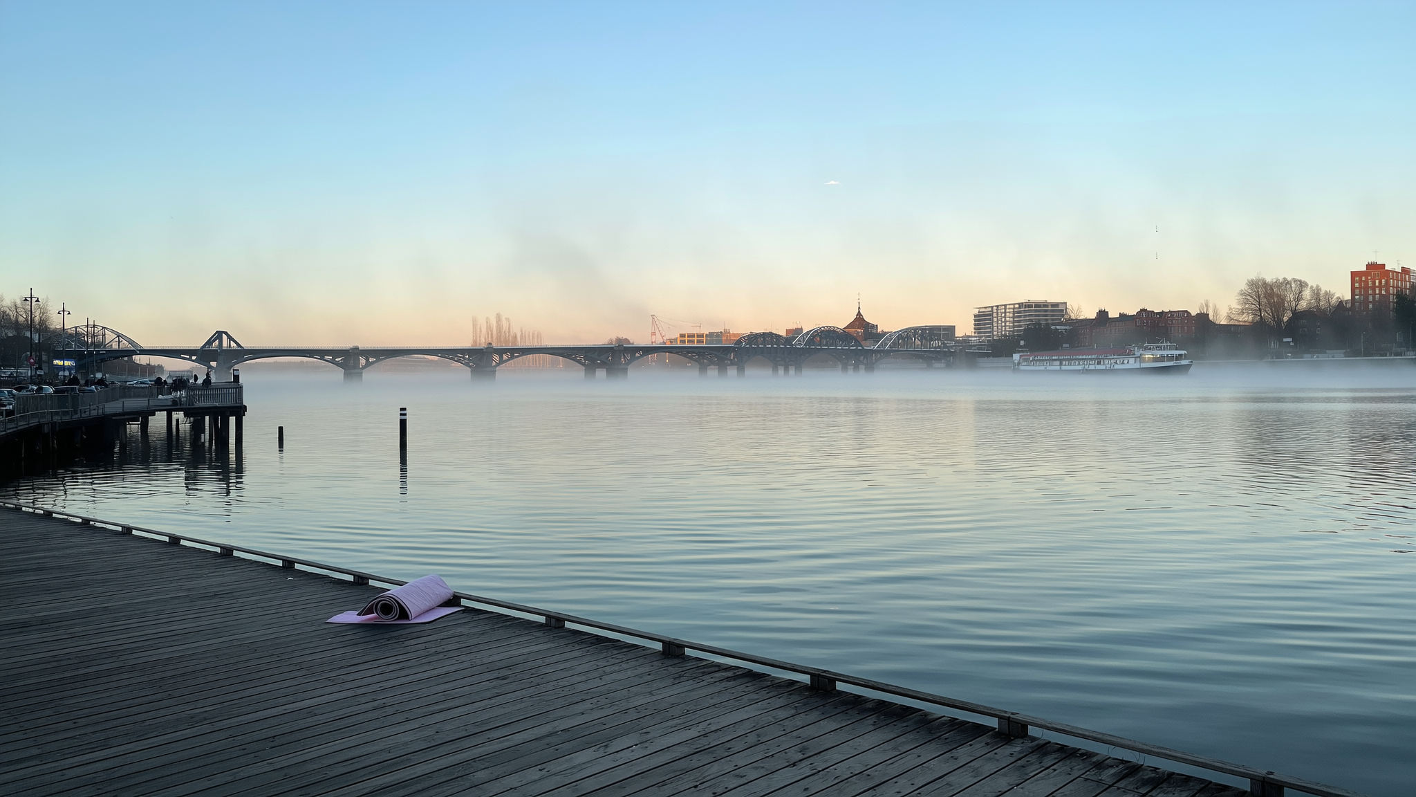 Een yogamat op de kade aan de Maas, vroeg in de ochtend